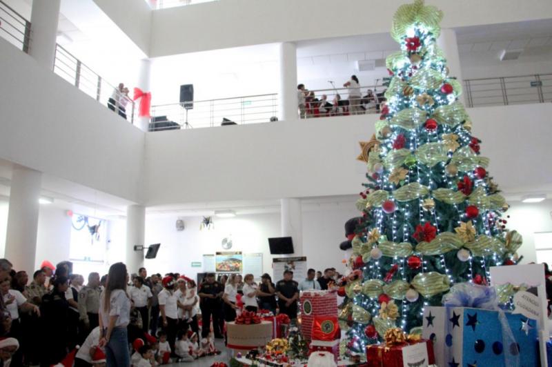 El espíritu de la Navidad llegó a la Secretaría de Seguridad Pública (SSP) en forma de cánticos, bocadillos, golosinas,  regalos y un gran muñeco de nieve y Santa Claus.