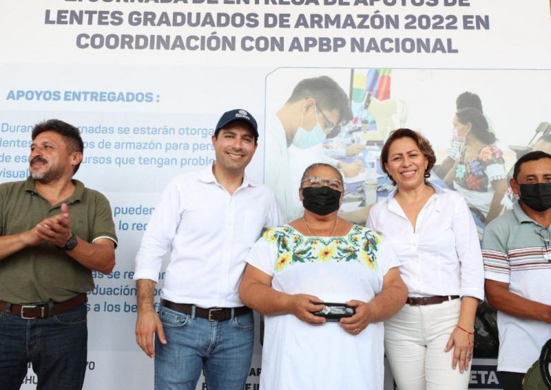 Con apoyo del Gobernador Mauricio Vila Dosal, personas con problemas visuales y de escasos recursos reciben lentes graduados