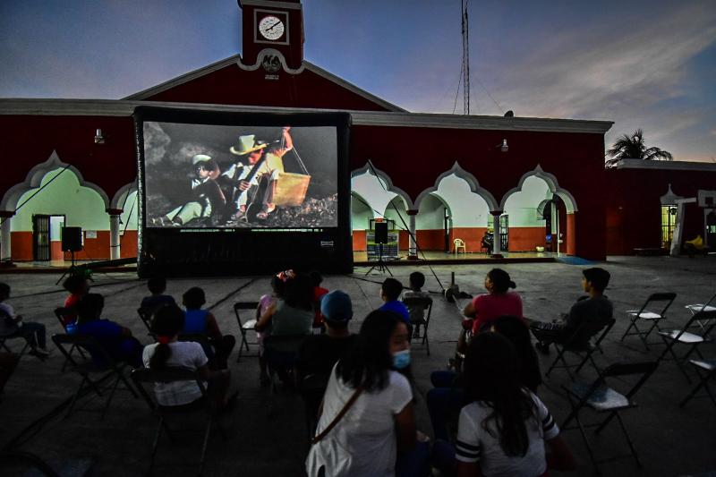Gigante Cinema de Sedeculta acerca el séptimo arte a comunidades mayas
