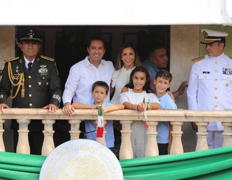 El Gobernador Mauricio Vila Dosal encabezó el desfile cívico-militar conmemorativo al 16 de septiembre