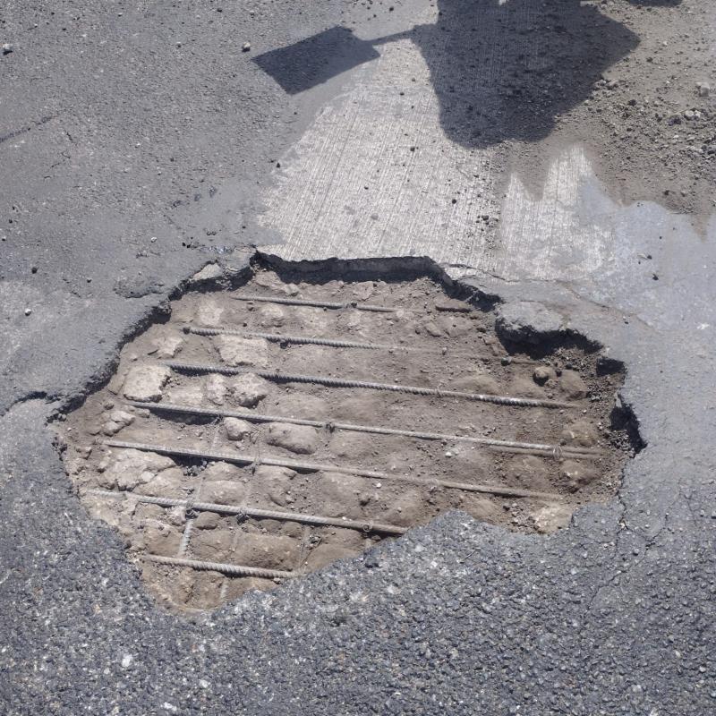 Se realizan labores de mantenimiento en el cuerpo exterior del anillo Periférico en su cruce con la calle 50