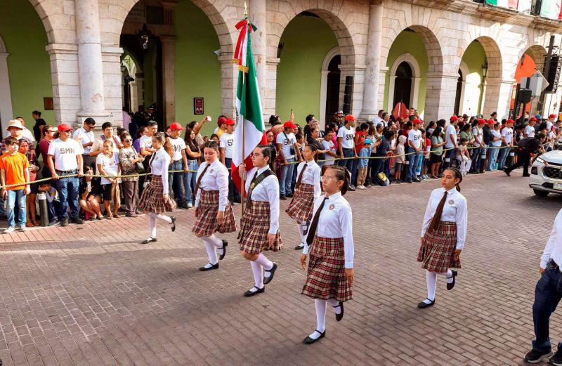 Reconocen marcialidad y disciplina de contingentes del desfile cívico-deportivo