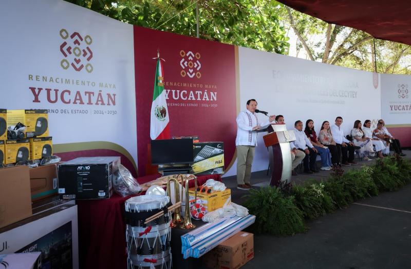 Entrega Gobernador Joaquín Díaz Mena equipamiento para mejorar planteles del Cecytey