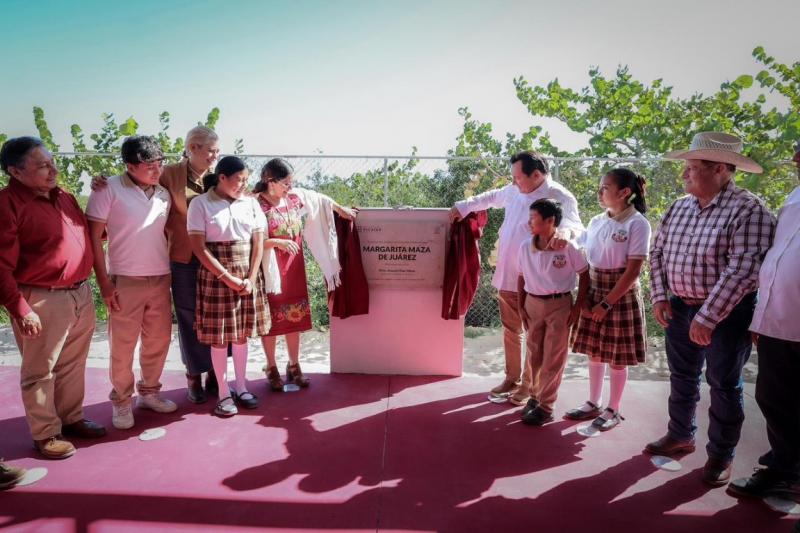 Las Coloradas recibe domo escolar y rehabilitación de cancha