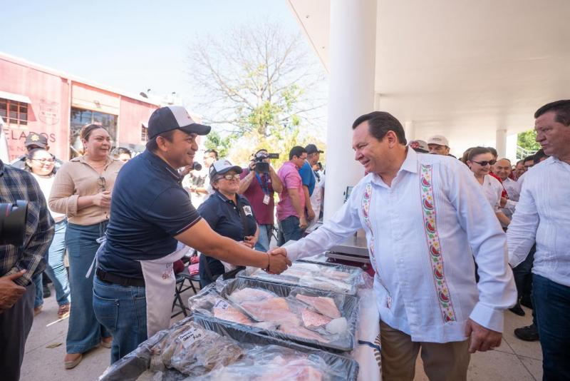 Ofrecen gran variedad de alimentos frescos en el Mercado Renacer del Campo Yucateco