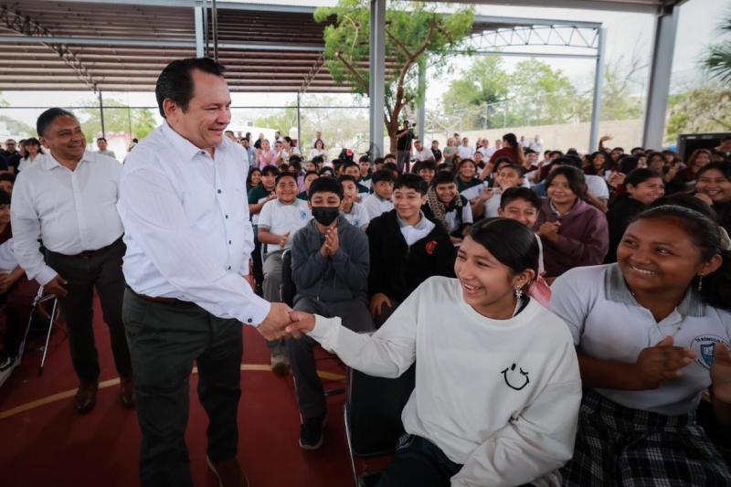 Impulsa el Gobernador Joaquín Díaz Mena mejores condiciones para la educación en Dzununcán