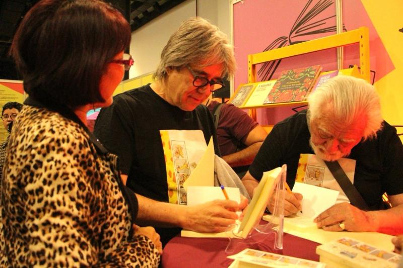 Jirafas y medusas literarias llenan el stand de la Sedeculta en la Filey