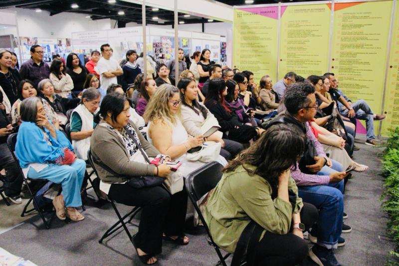 Jirafas y medusas literarias llenan el stand de la Sedeculta en la Filey