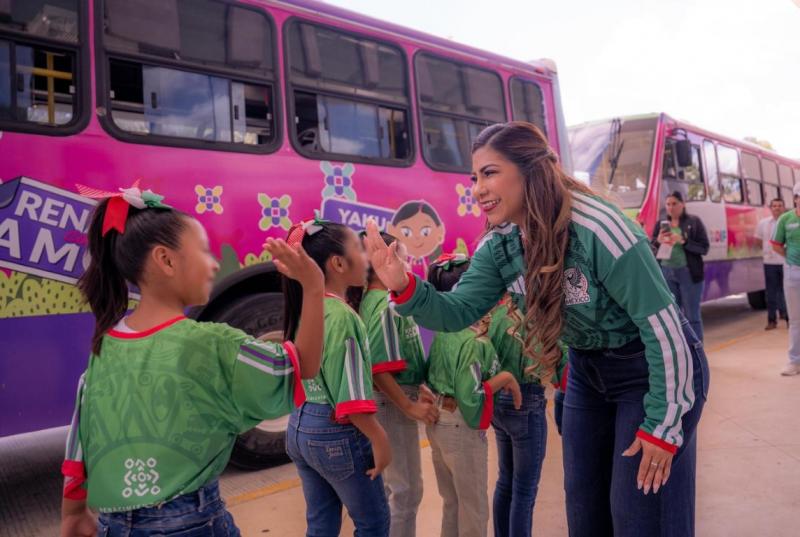 Niñas, niños y adolescentes de Casa Otoch conocen trofeo de la Copa Mundial de Fútbol