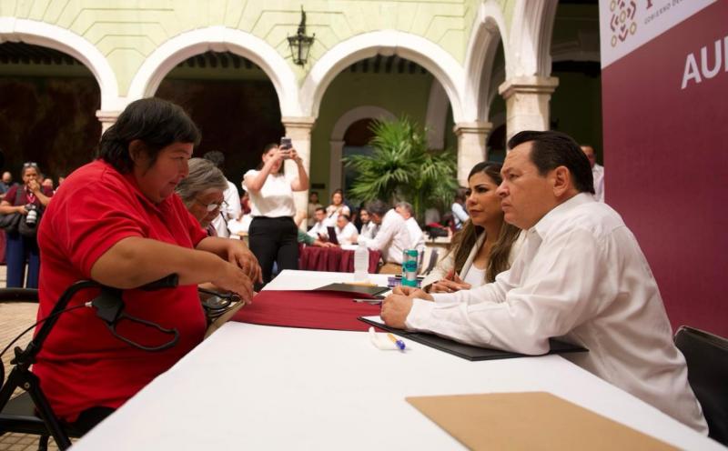 Gobernador Joaquín Díaz Mena atiende de frente a la ciudadanía