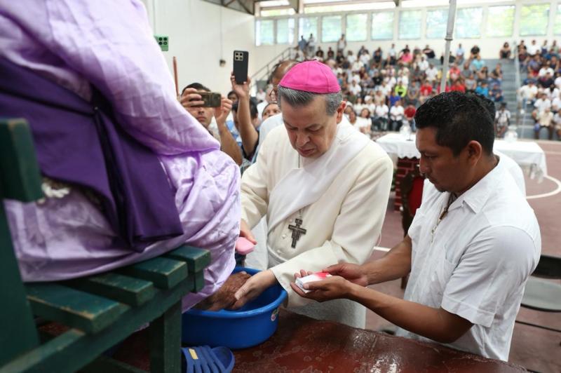 Arzobispo lava los pies a 12 personas privadas de la libertad en el Cereso de Mérida
