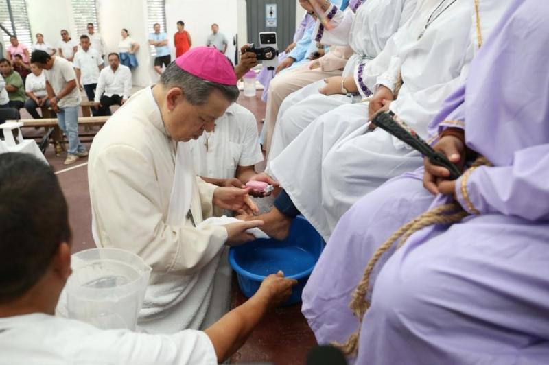 Arzobispo lava los pies a 12 personas privadas de la libertad en el Cereso de Mérida