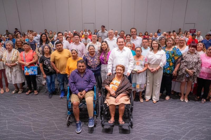 Entregan apoyos que transforman vidas en Yucatán