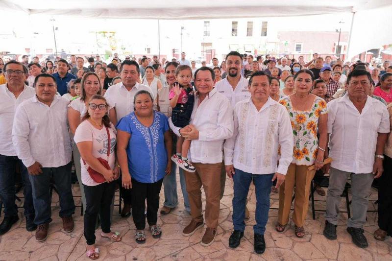 Gobernador Joaquín Díaz Mena entrega parques rehabilitados para las familias de Baca