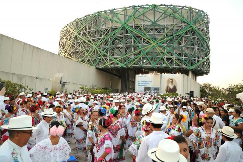 Más de mil 800 jaraneras y jaraneros celebran el Día Internacional de la Danza en el Gran Museo del Mundo Maya