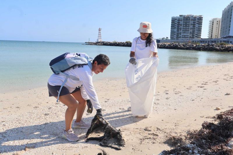 Sanean Playa Cerditos como parte del programa de limpieza costera
