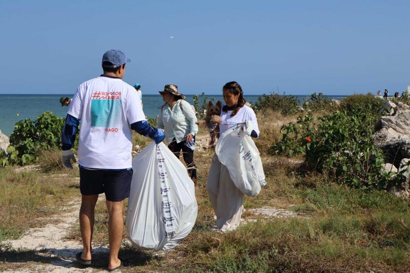 Sanean Playa Cerditos como parte del programa de limpieza costera