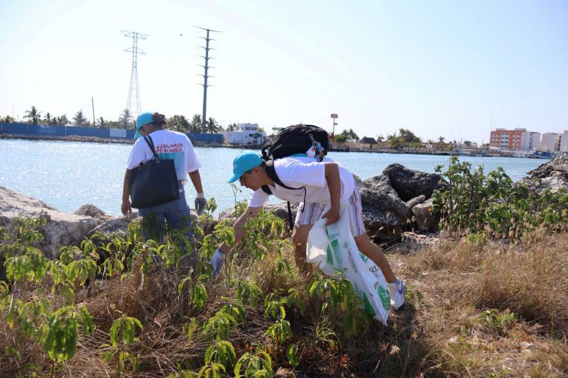 Sanean Playa Cerditos como parte del programa de limpieza costera