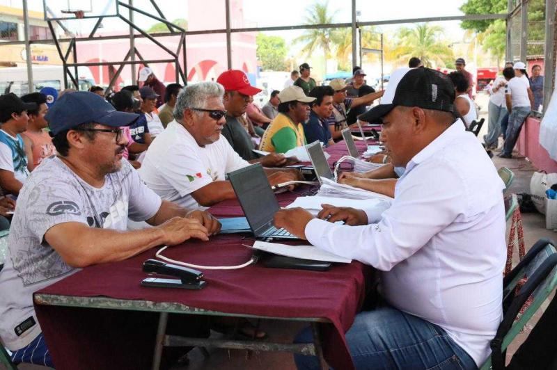 Acercan trámites y apoyos al sector pesquero con mesas de atención en la costa yucateca