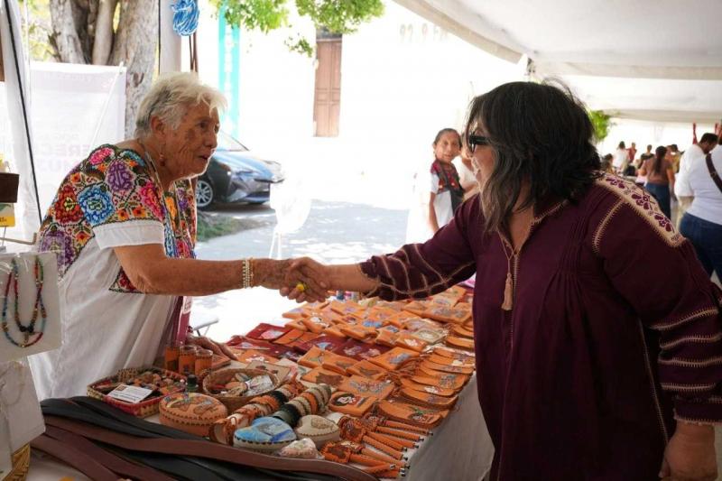 Manos que tejen, bordan y emprenden se reúnen en feria artesanal