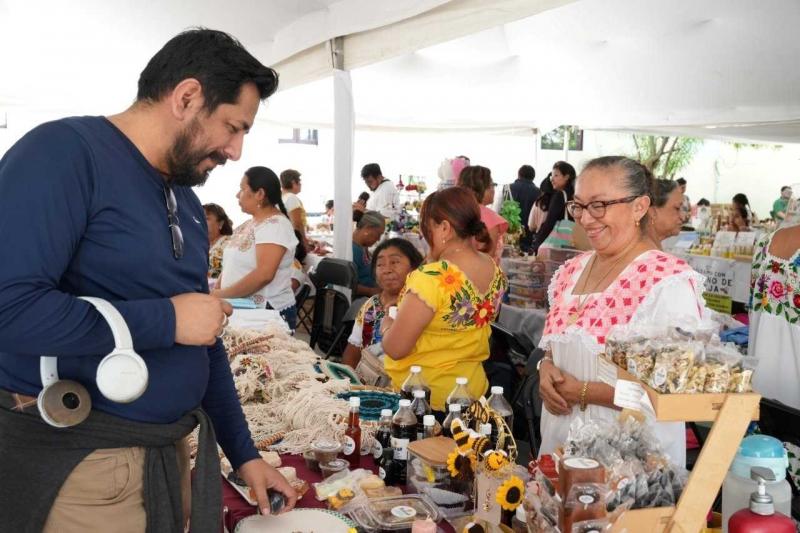 Manos que tejen, bordan y emprenden se reúnen en feria artesanal