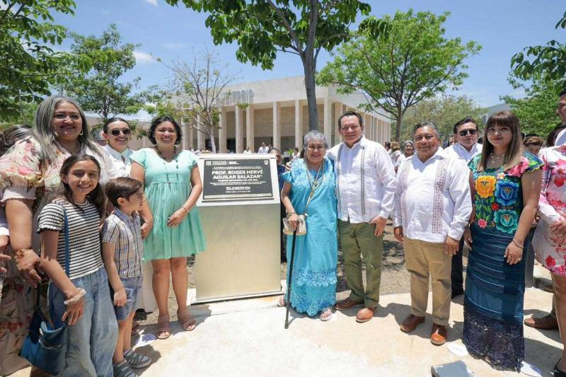 Gobierno del Estado distingue la trayectoria del profesor Roger Hervé Aguilar Salazar