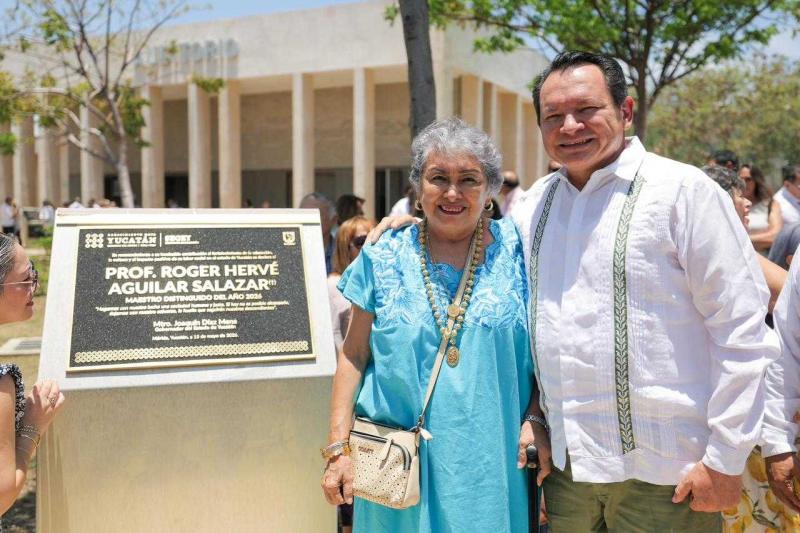 Gobierno del Estado distingue la trayectoria del profesor Roger Hervé Aguilar Salazar