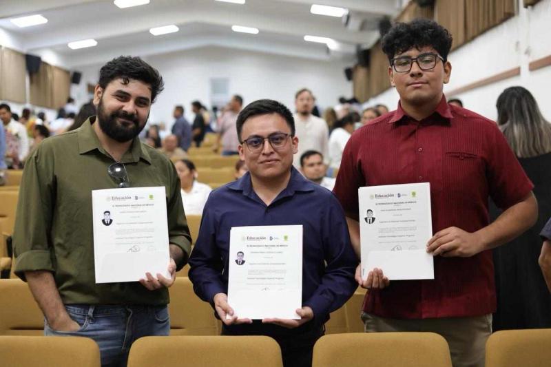 Tecnológico de Progreso entrega 148 títulos profesionales y amplía acceso a becas federales