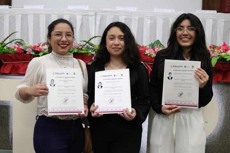 Tecnológico de Progreso entrega 148 títulos profesionales y amplía acceso a becas federales