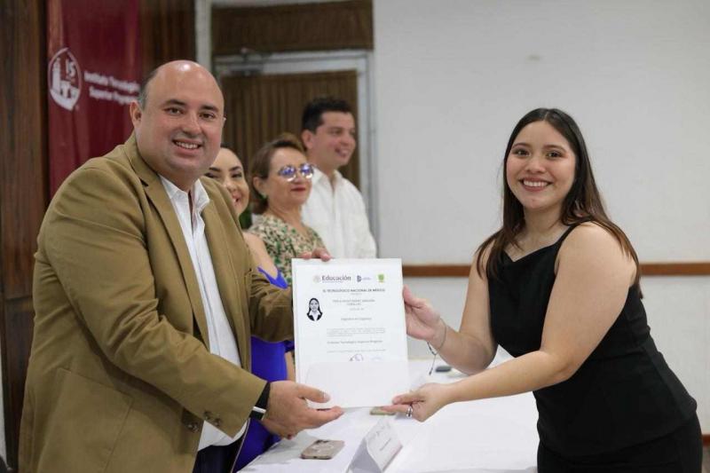 Tecnológico de Progreso entrega 148 títulos profesionales y amplía acceso a becas federales