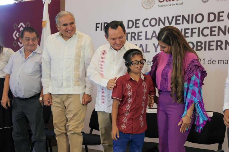 Gobierno de Yucatán y Beneficencia Pública amplían apoyos médicos y funcionales para familias yucatecas