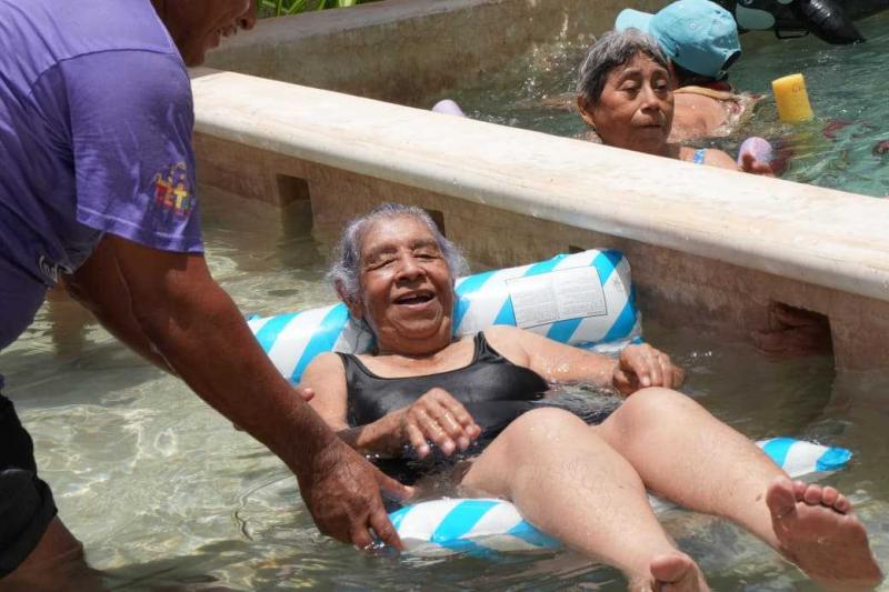 Personas mayores del CREE fortalecen bienestar y convivencia en campamento playero