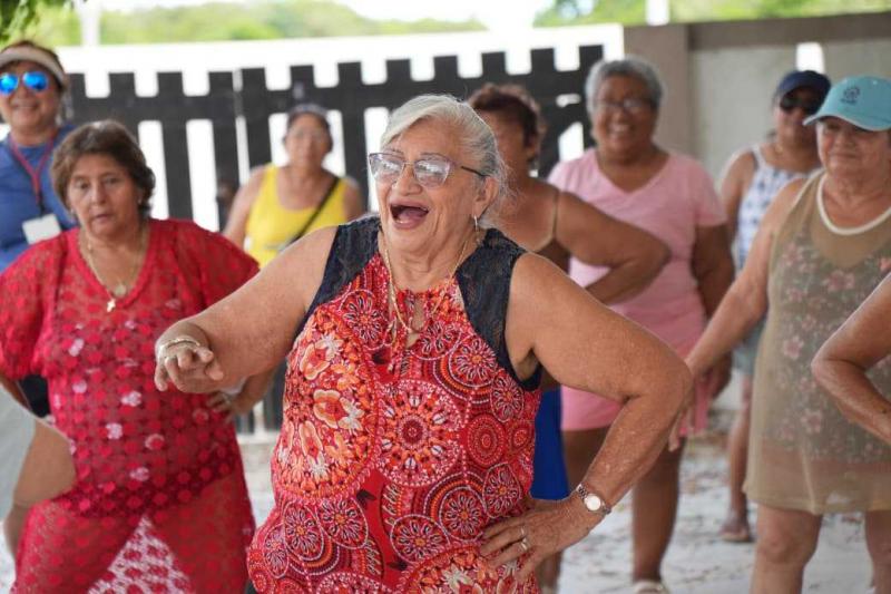 Personas mayores del CREE fortalecen bienestar y convivencia en campamento playero