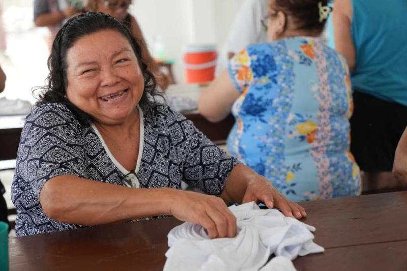 Personas mayores del CREE fortalecen bienestar y convivencia en campamento playero