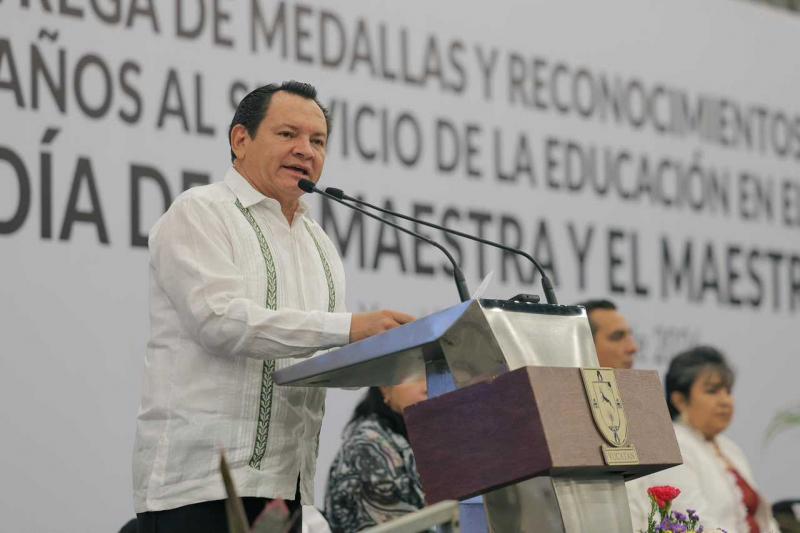 Yucatán reconoce a docentes por décadas de labor educativa