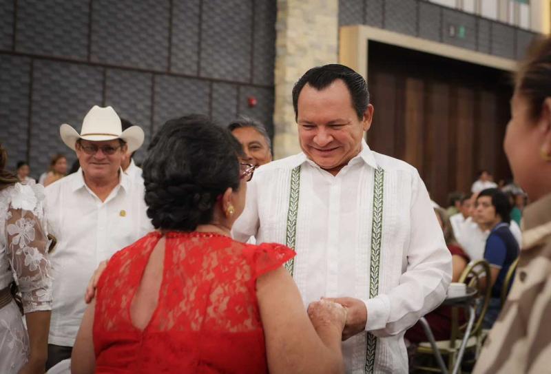 Yucatán reconoce a docentes por décadas de labor educativa