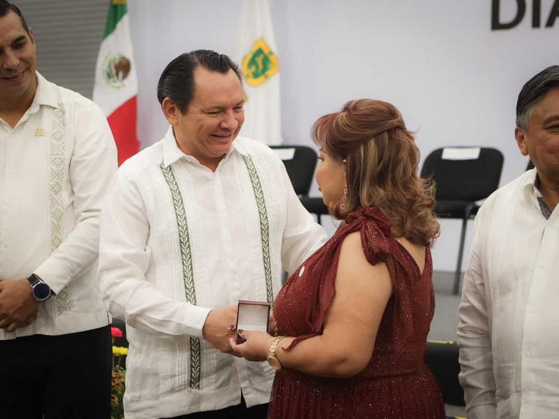 Yucatán reconoce a docentes por décadas de labor educativa