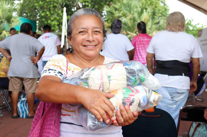 DIF Yucatán acerca apoyo alimentario y económico a familias que más lo necesitan