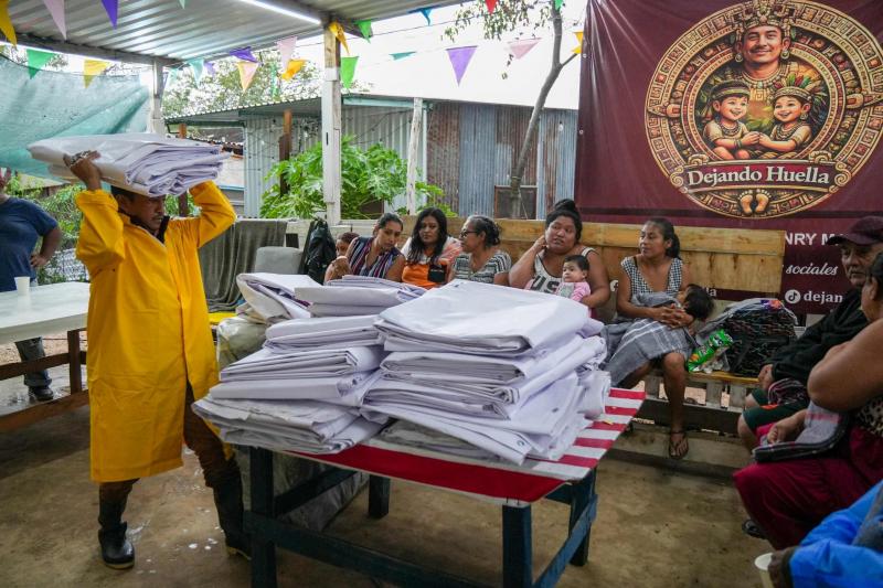 DIF Yucatán mantiene atención permanente a familias afectadas por lluvias en el sur de Mérida