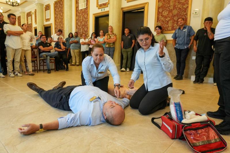 Capacitan a prestadores de servicios turísticos para mejorar la atención a visitantes