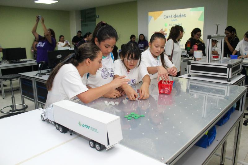 UTM acerca la ciencia y la tecnología a 90 niñas de Yucatán con encuentro STEM