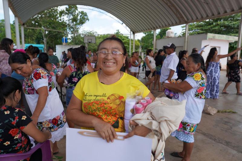 DIF Yucatán entrega proyectos comunitarios en beneficio de familias de Tixcacalcupul