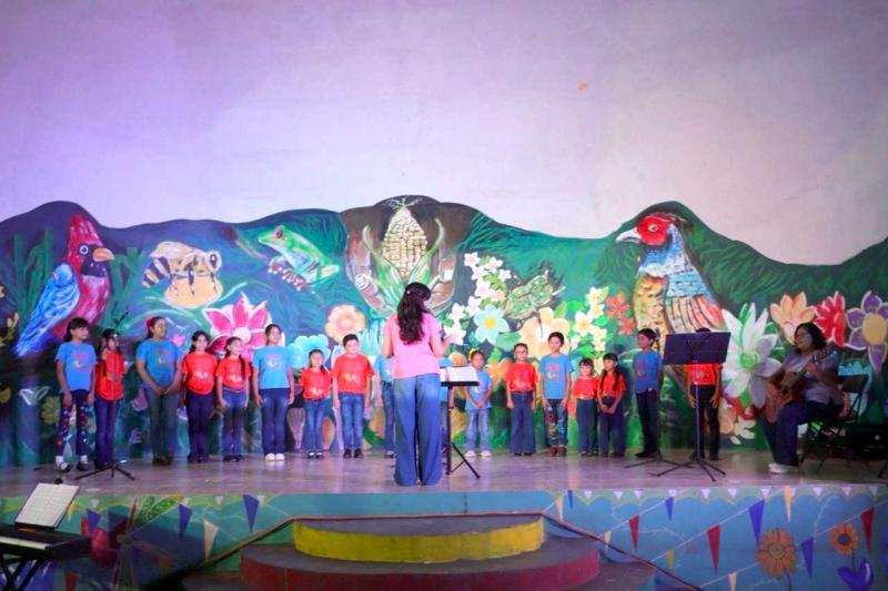 Niñas y niños de Paaxil Kuxtal llenan de música la Concha Acústica de Tixpéhual