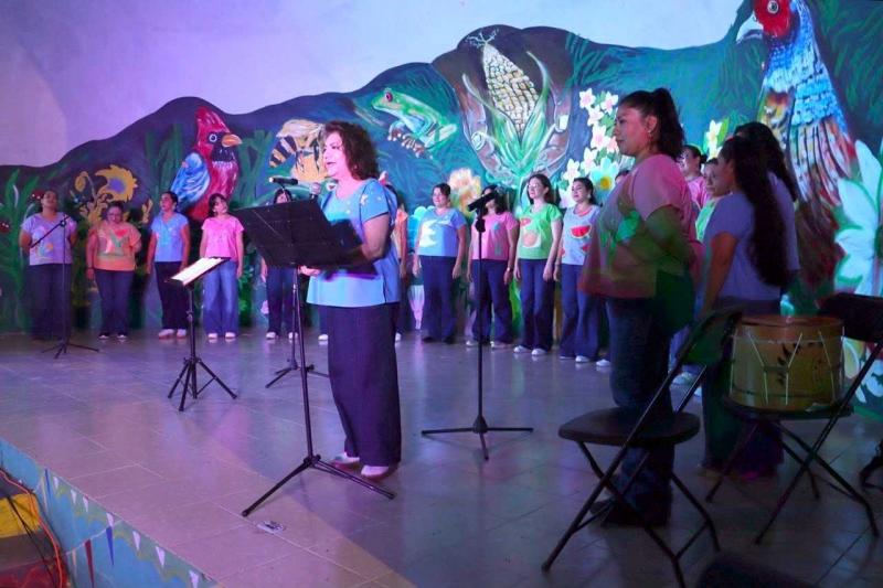 Niñas y niños de Paaxil Kuxtal llenan de música la Concha Acústica de Tixpéhual