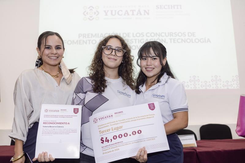 Gobierno del Renacimiento Maya reconoce talento científico de estudiantes yucatecos