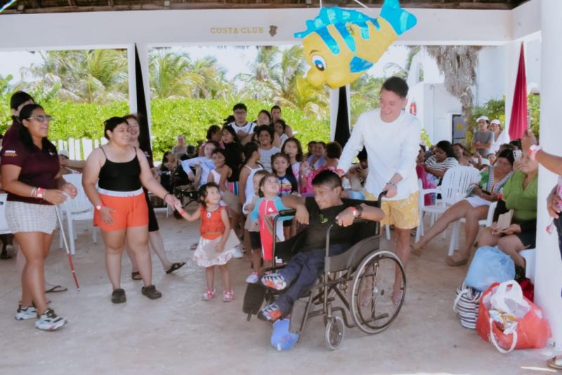 Personas con discapacidad disfrutan la playa durante Verano Inclusivo del Iipedey