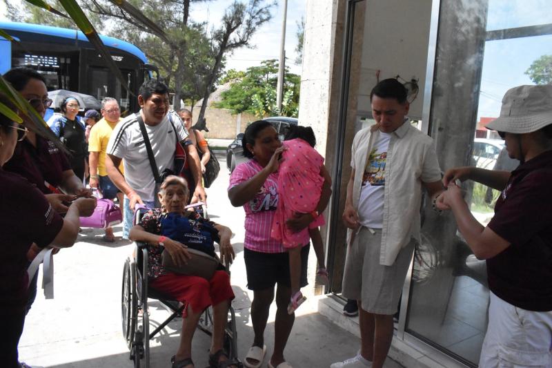 Personas con discapacidad disfrutan la playa durante Verano Inclusivo del Iipedey