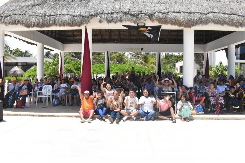 Personas con discapacidad disfrutan la playa durante Verano Inclusivo del Iipedey