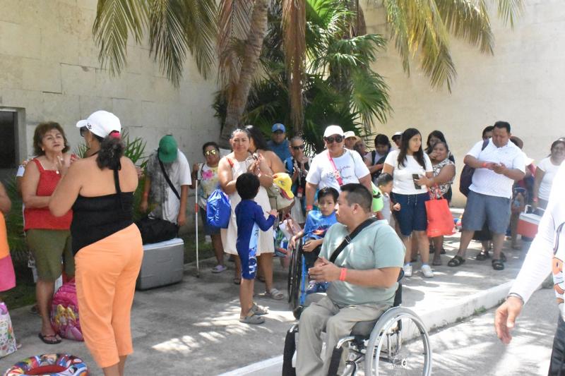 Personas con discapacidad disfrutan la playa durante Verano Inclusivo del Iipedey