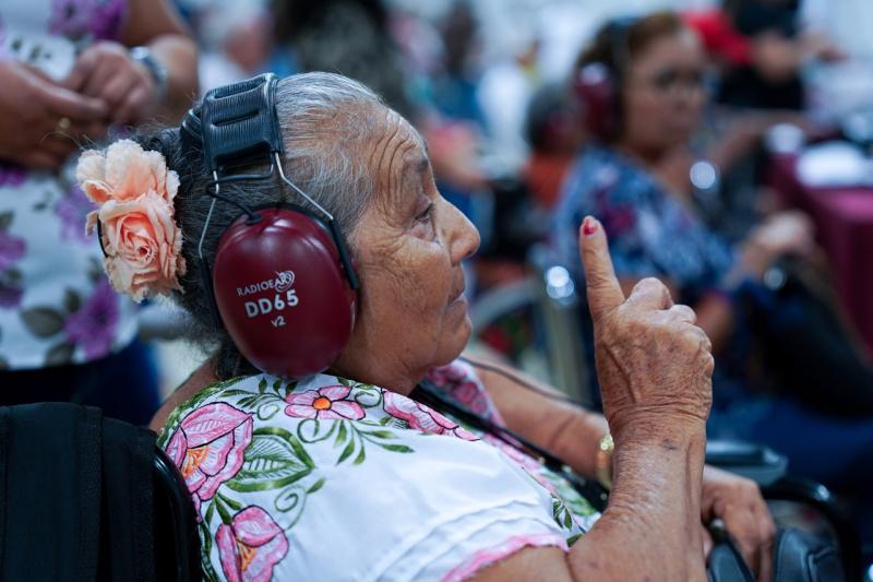 DIF Yucatán entrega aparatos auditivos gratuitos a personas de 31 municipios